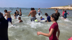 أطفال يافا والقدس يتضامنون مع أطفال غزة في فعالية "اسبح مع غزة" 